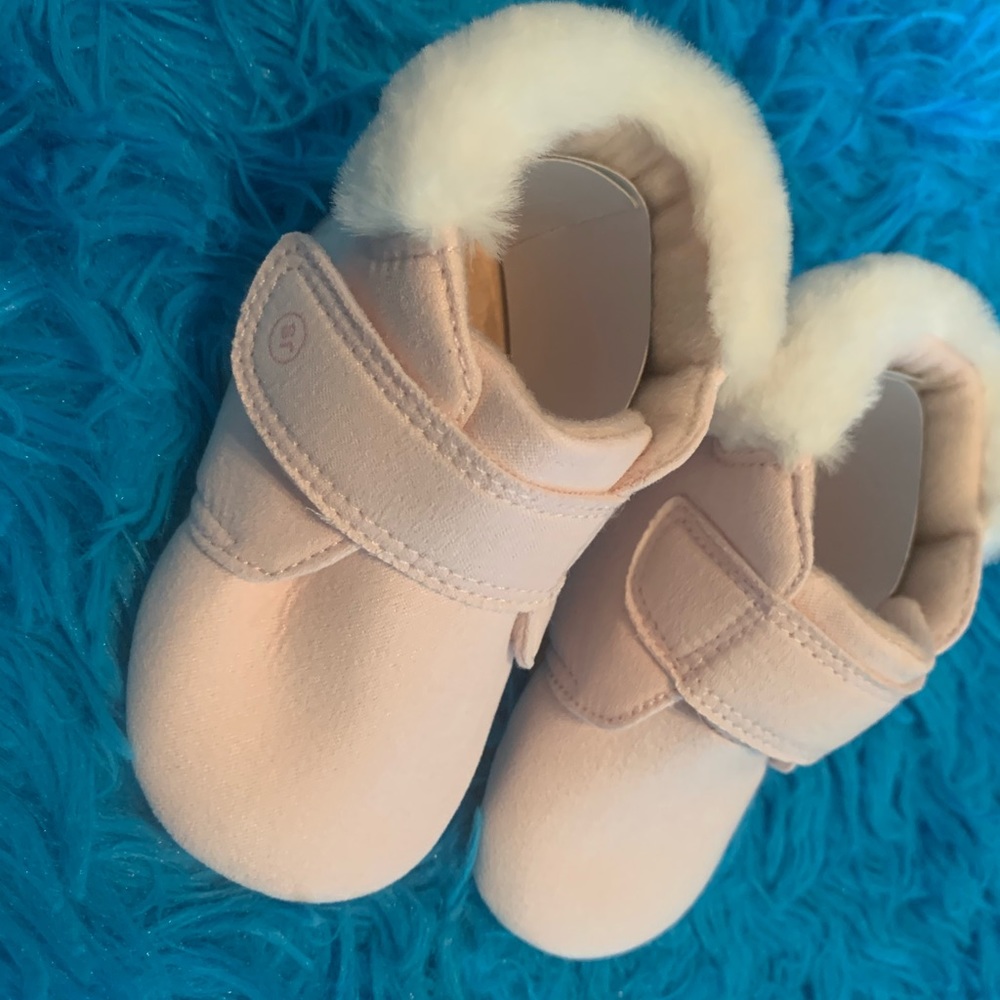 Make an offer!! 
Munchkin Faux Fur Trimmed Crib Shoes